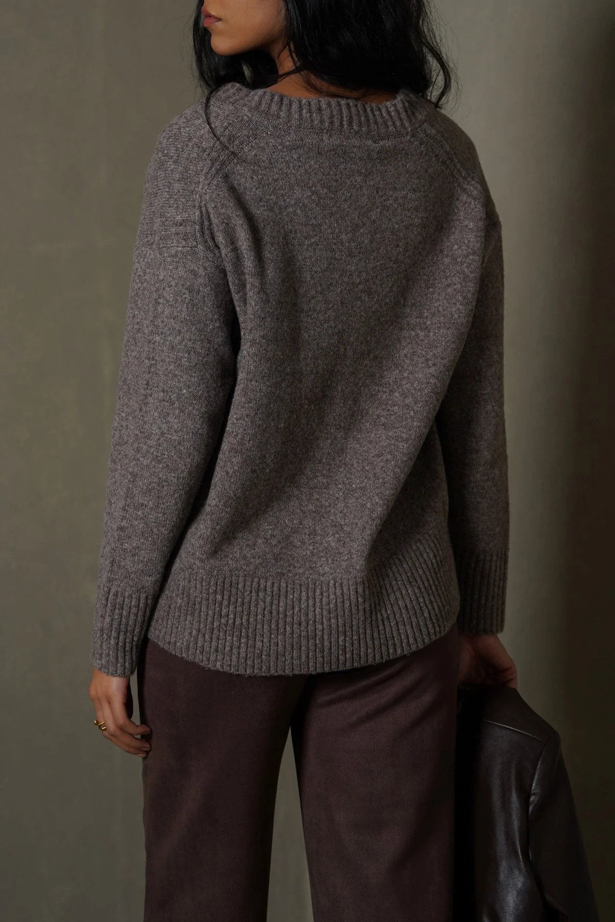 CLASSIC V-NECK JUMPER - Image 5