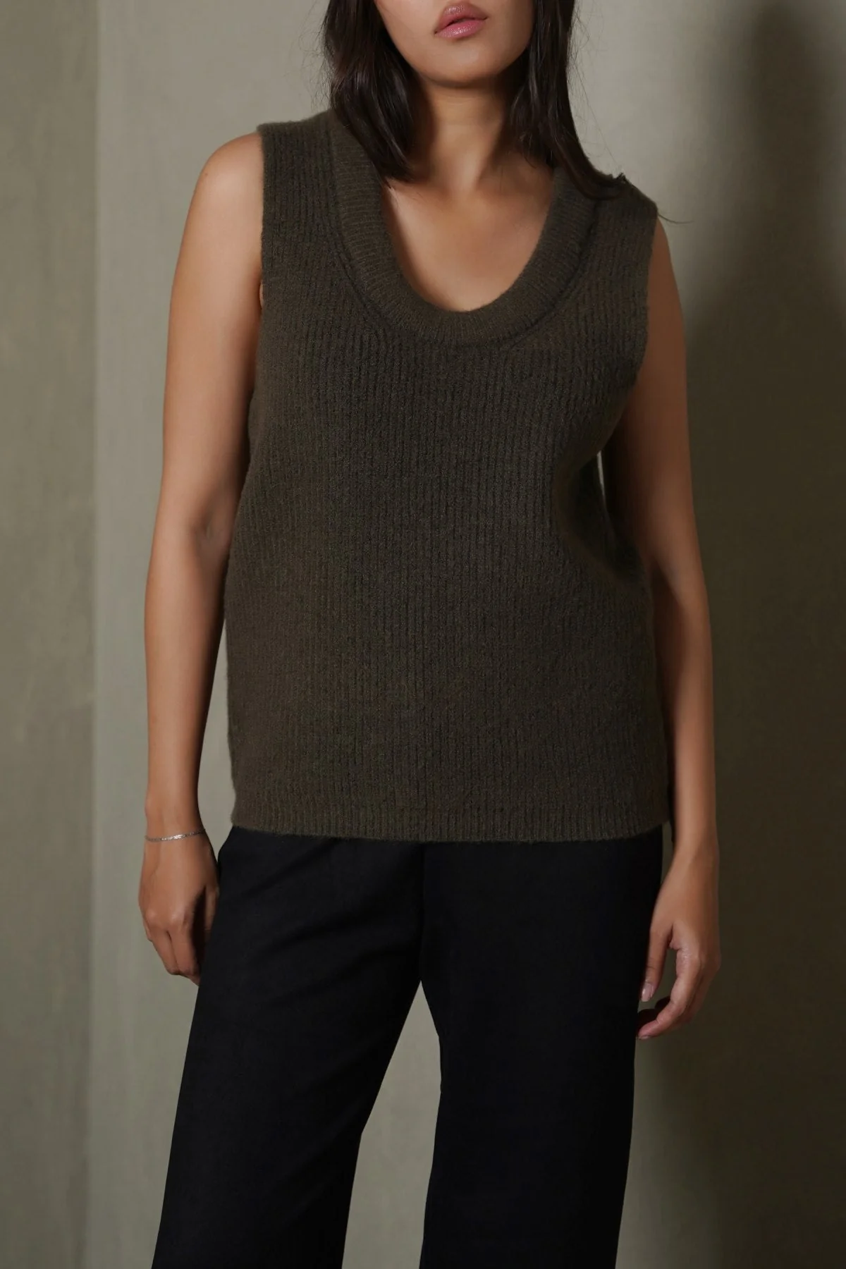 U-NECK SWEATER VEST