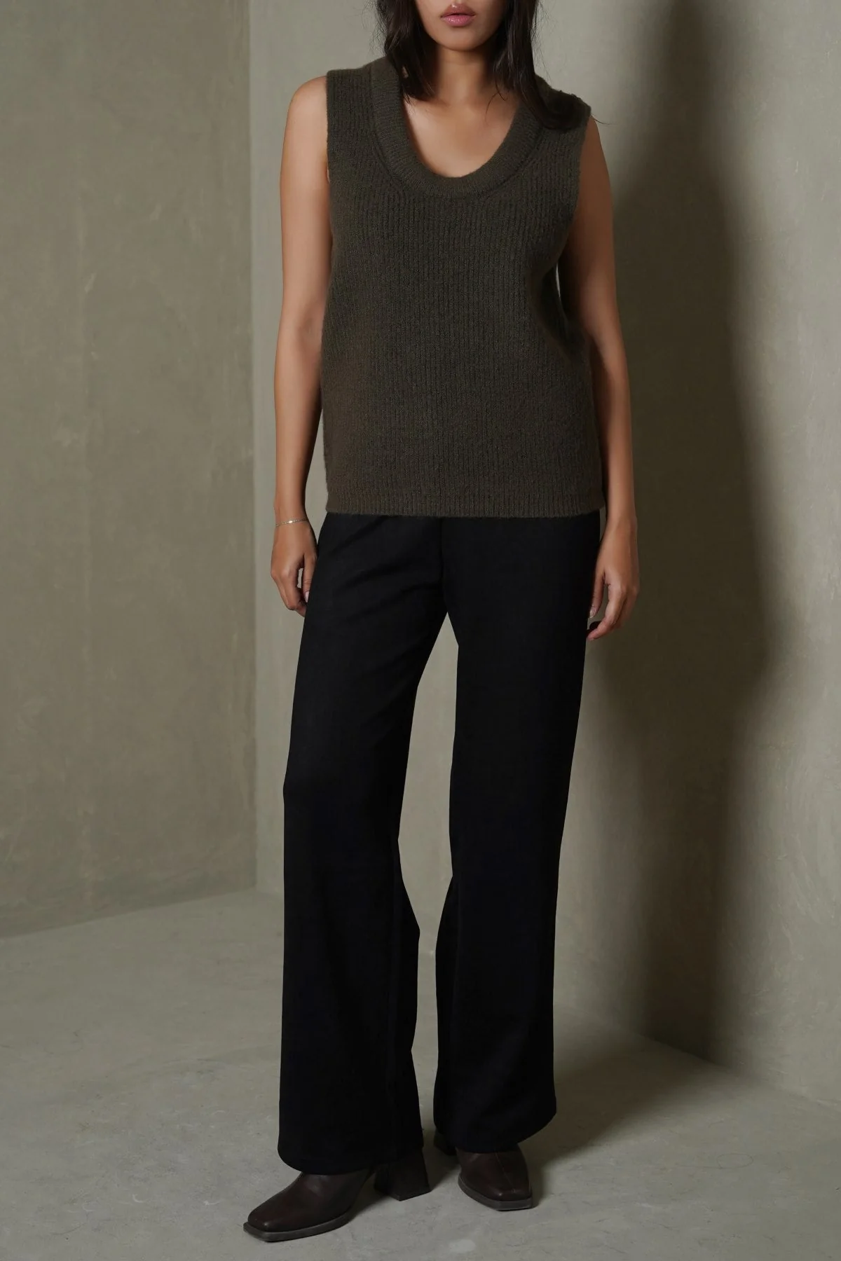 U-NECK SWEATER VEST - Image 4