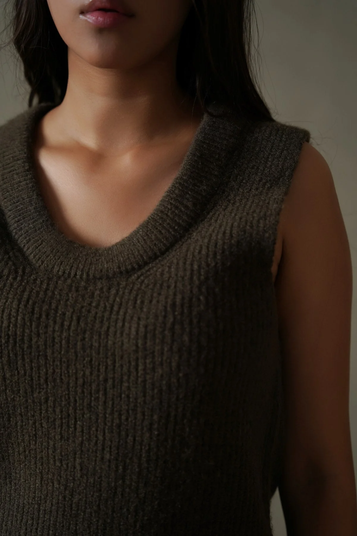 U-NECK SWEATER VEST - Image 5