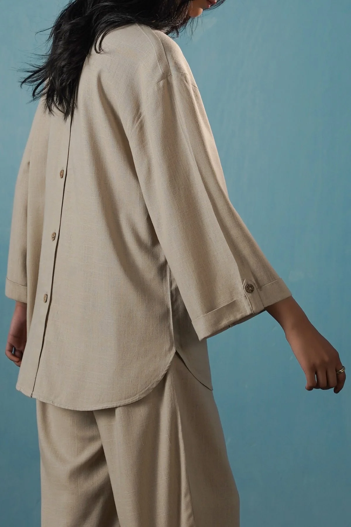 EVERYDAY BACK BUTTON BLOUSE - Image 2