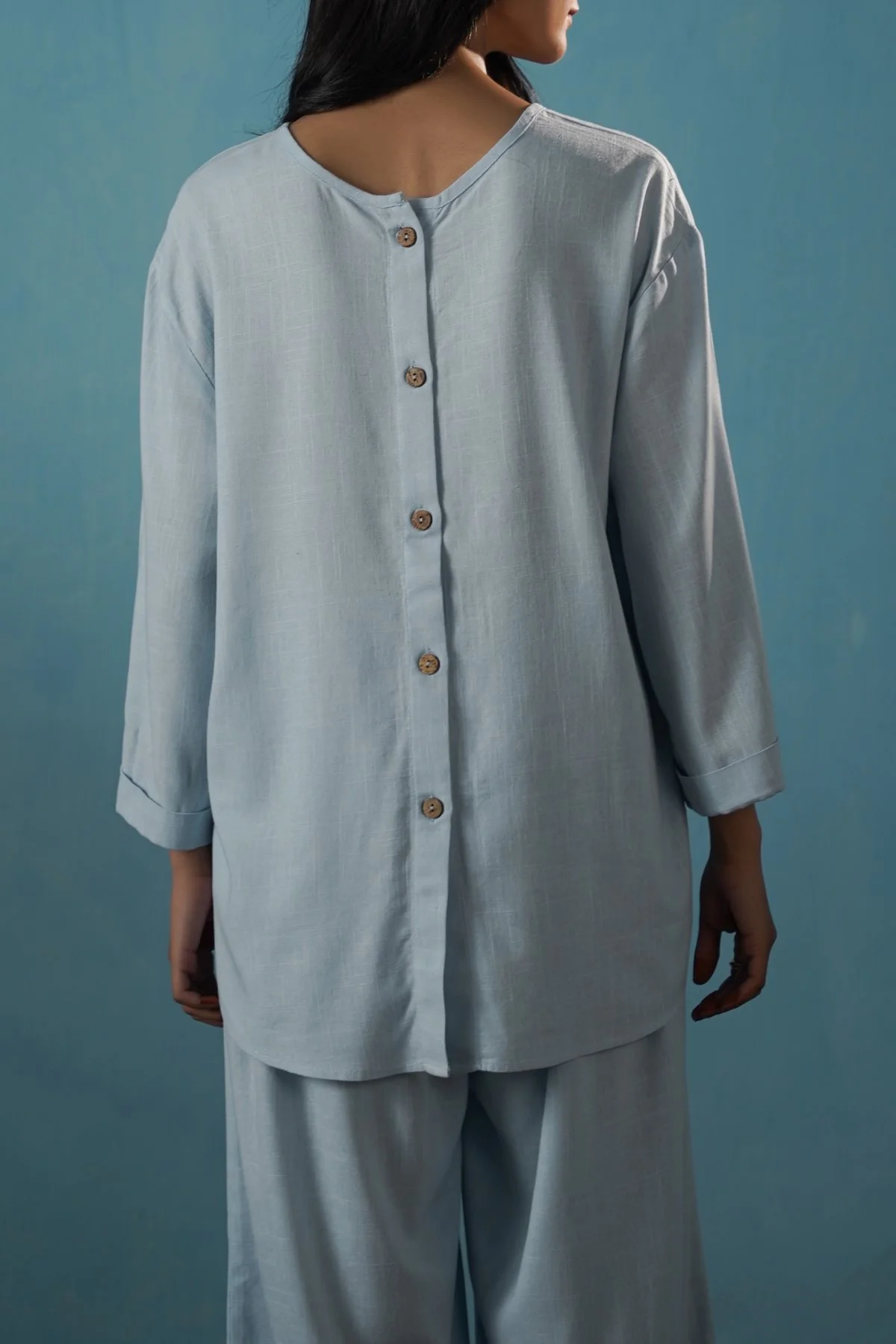 EVERYDAY BACK BUTTON BLOUSE - Image 2