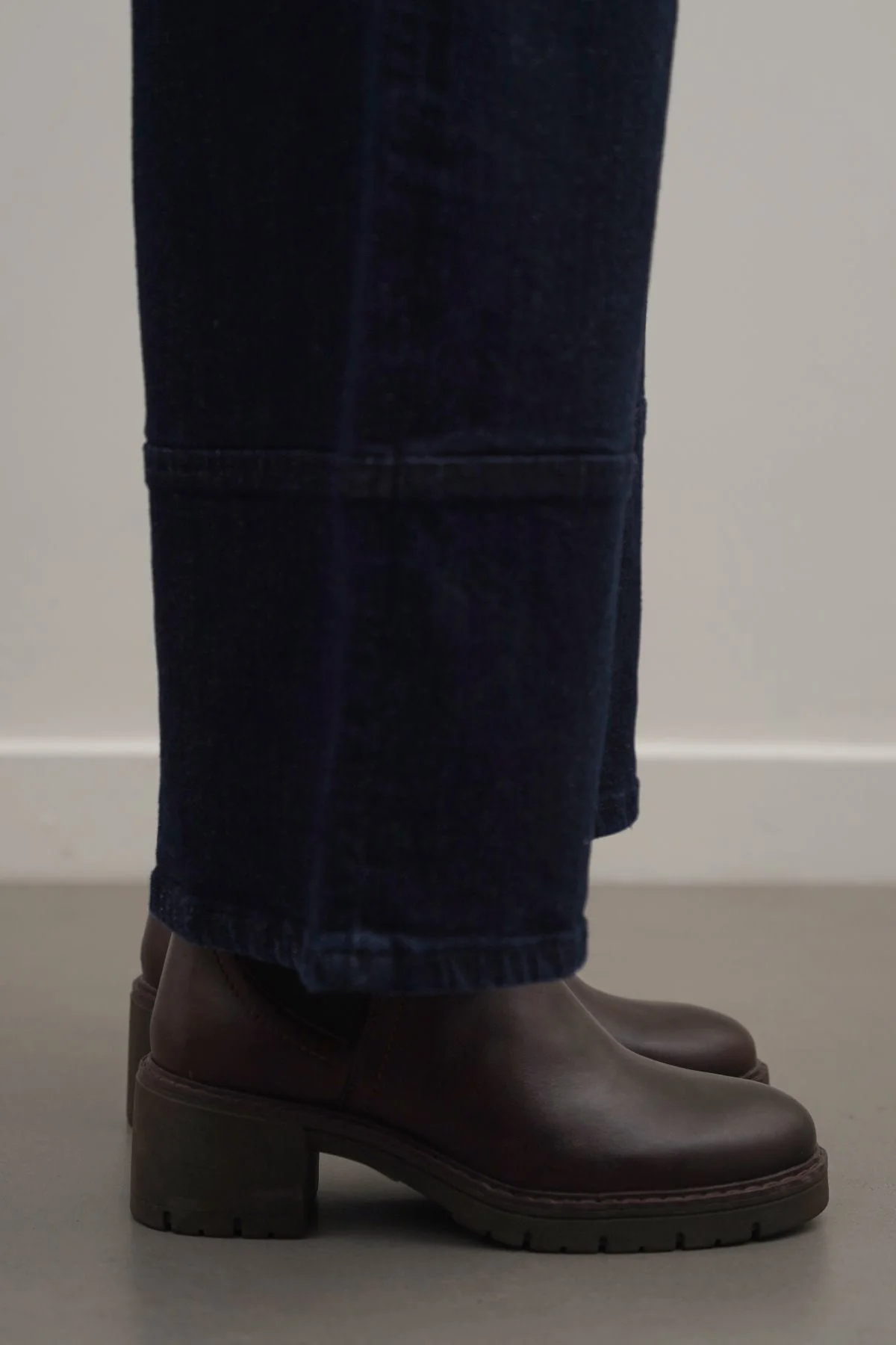 LEATHER CHELSEA BOOTS - Image 5