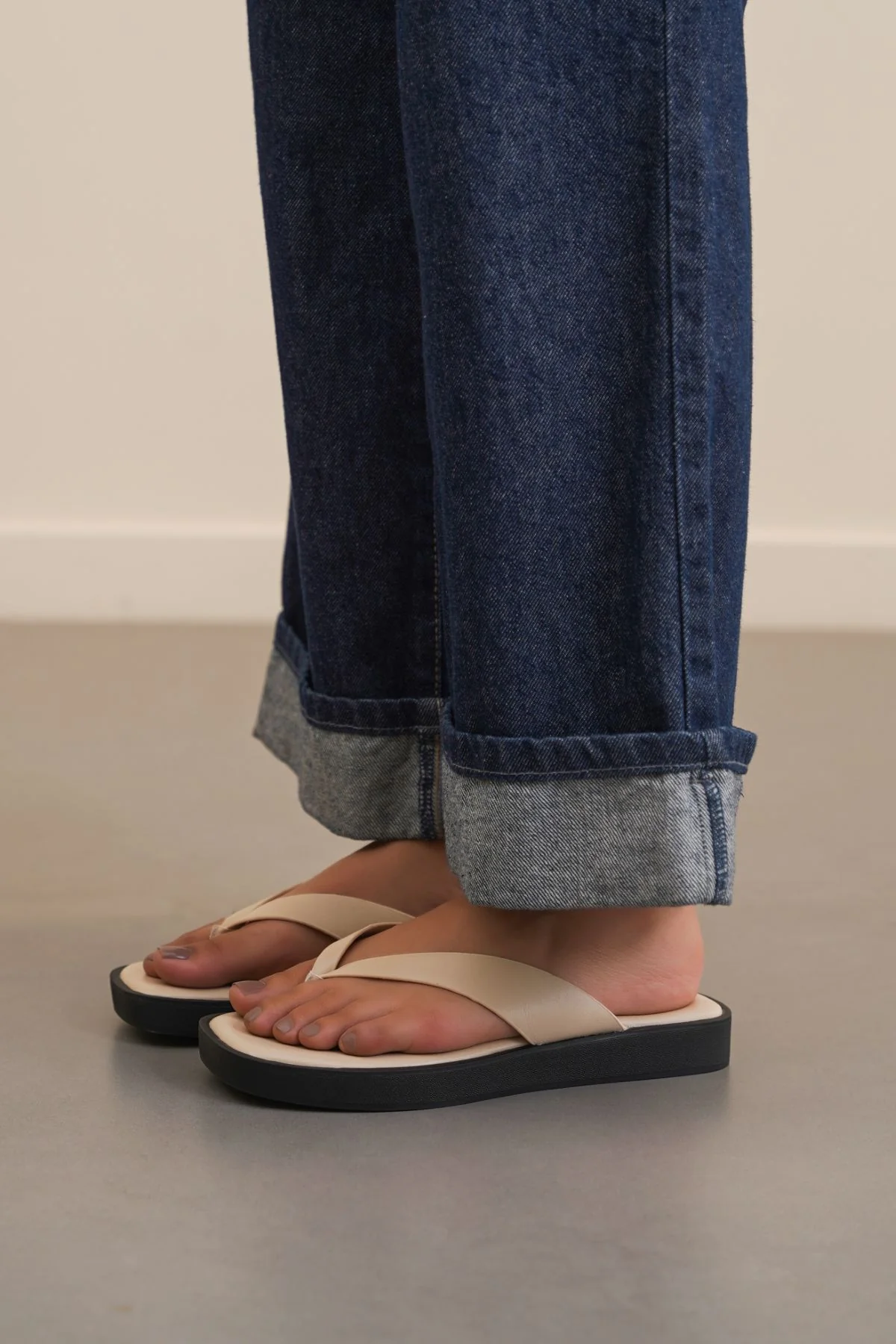 MAGAZINE FLIP FLOPS - Image 6