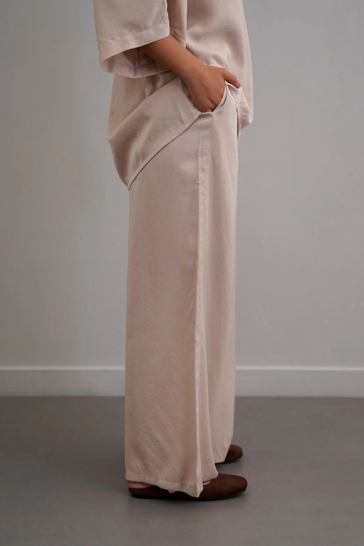 SLEEK SILK TROUSERS - Image 5