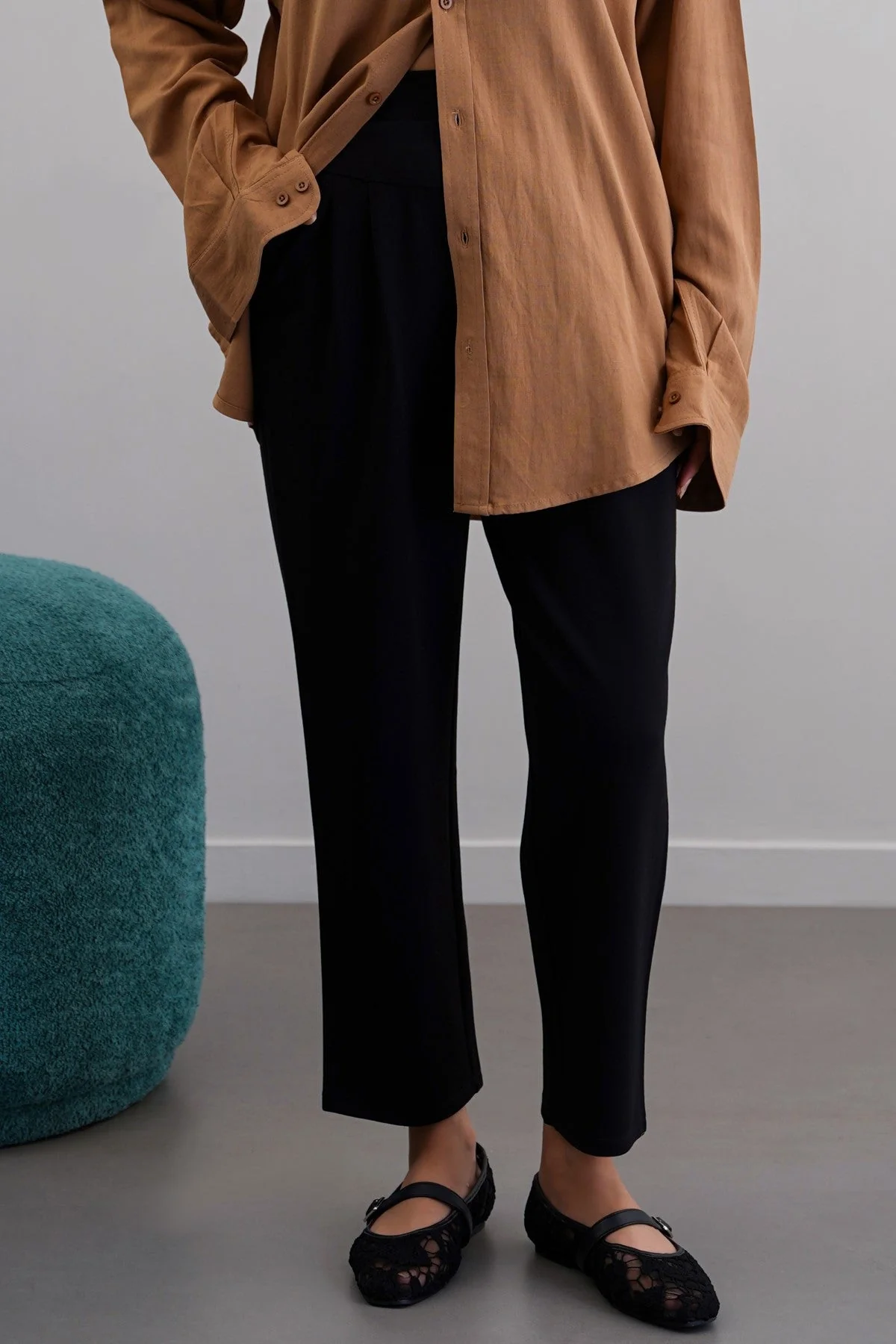 STRETCHY PLEATED TROUSERS